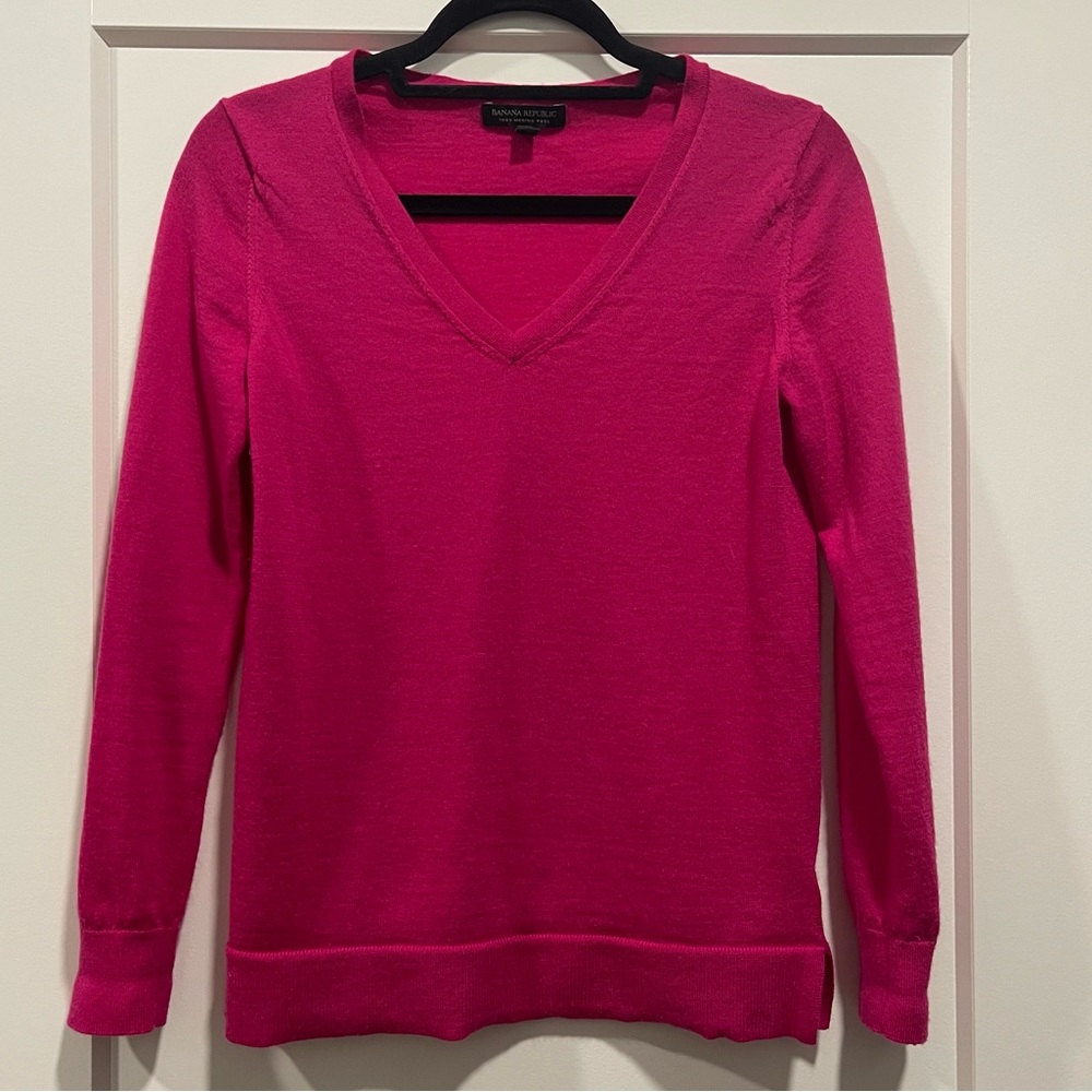 BANANA REPUBLIC Magenta Pink 100% Extra Fine Merino Wool Sweater V-Neck Small